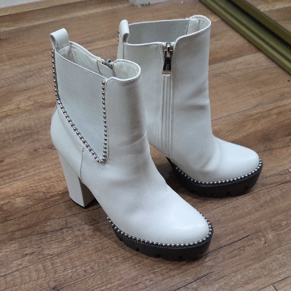 Elegant White Heeled Boots with Chain Detail